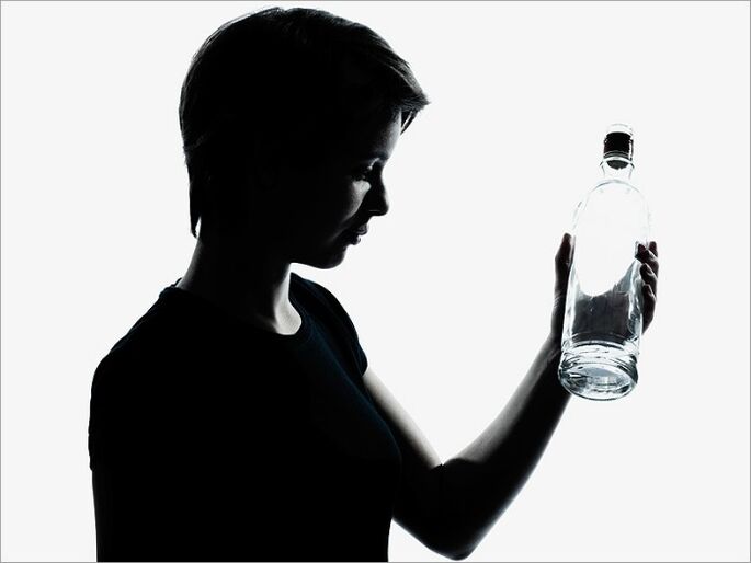 De mentale afhankelijkheid van een vrouw van alcohol is een teken van de tweede fase van alcoholisme