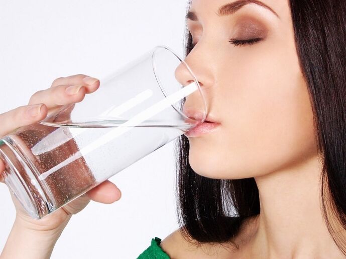 Het drinken van veel zuiver water helpt het lichaam te reinigen van alcoholtoxines. 