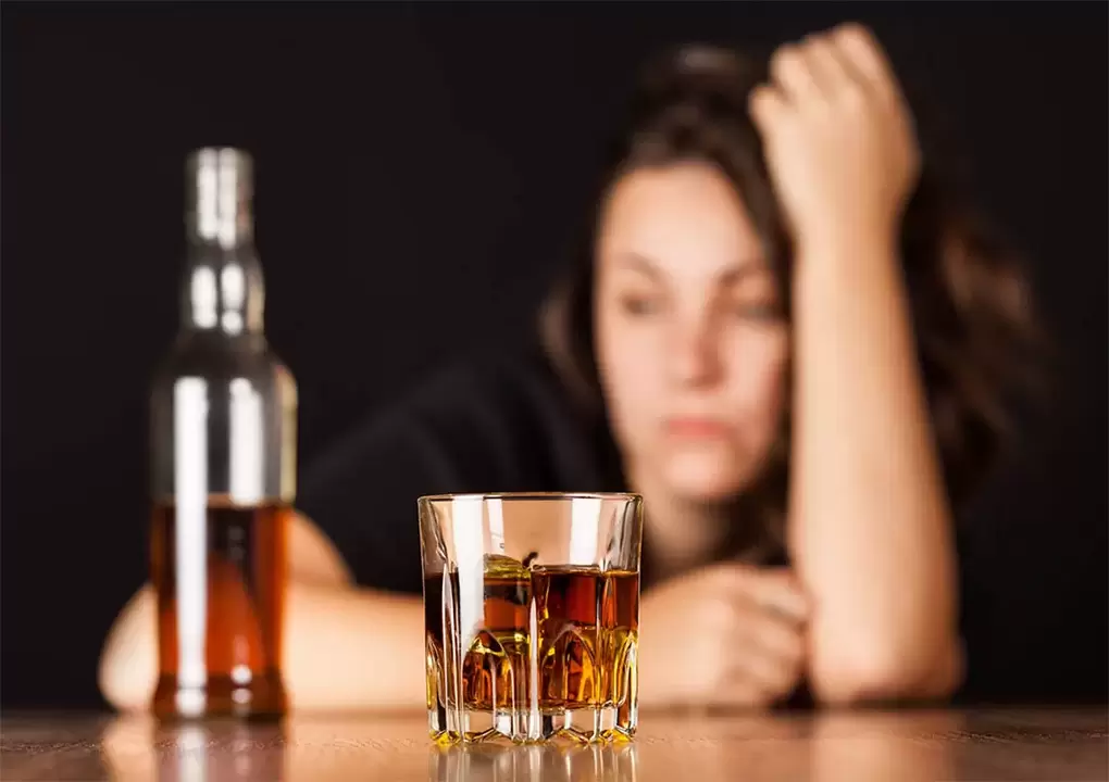 vrouw die alcohol drinkt voor seks