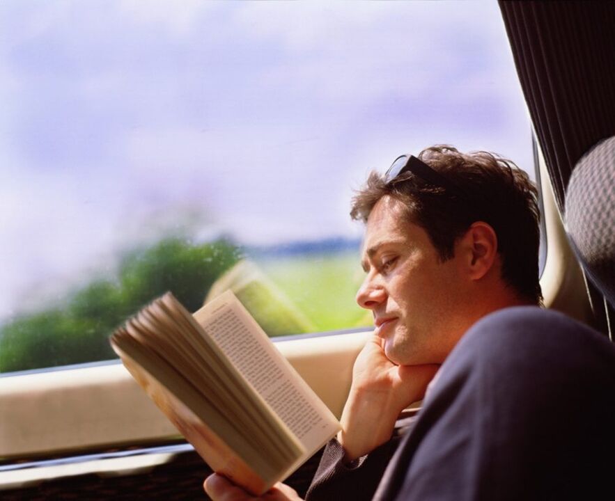 Een boek lezen over de gevaren van alcohol met een positieve perceptie