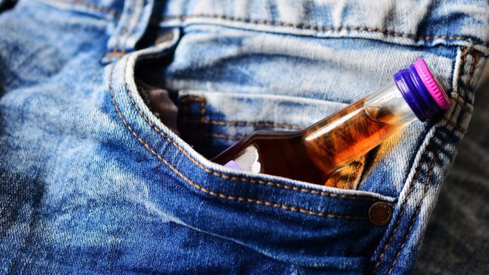 Een fles alcohol in je zak