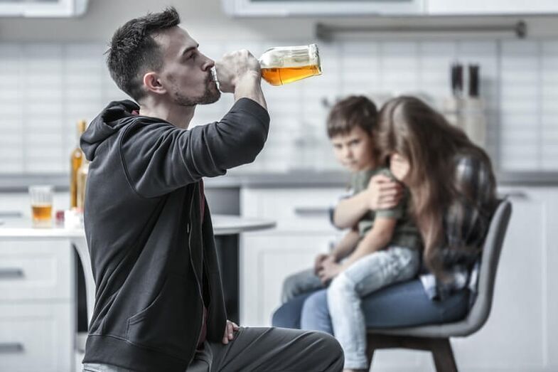 een man drinkt alcohol, hoe hij hem kan helpen stoppen