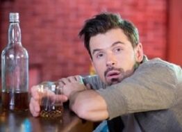 De man drinkt om de dag alcohol
