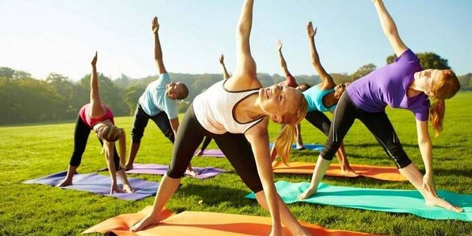 De groep houdt zich bezig met gymnastiek in de open lucht