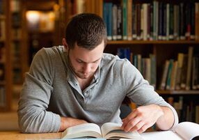 man leest een boek